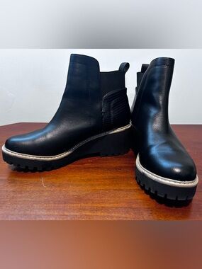 dv Dolce Vita Black Chelsea lug sole bootie Women’s 9